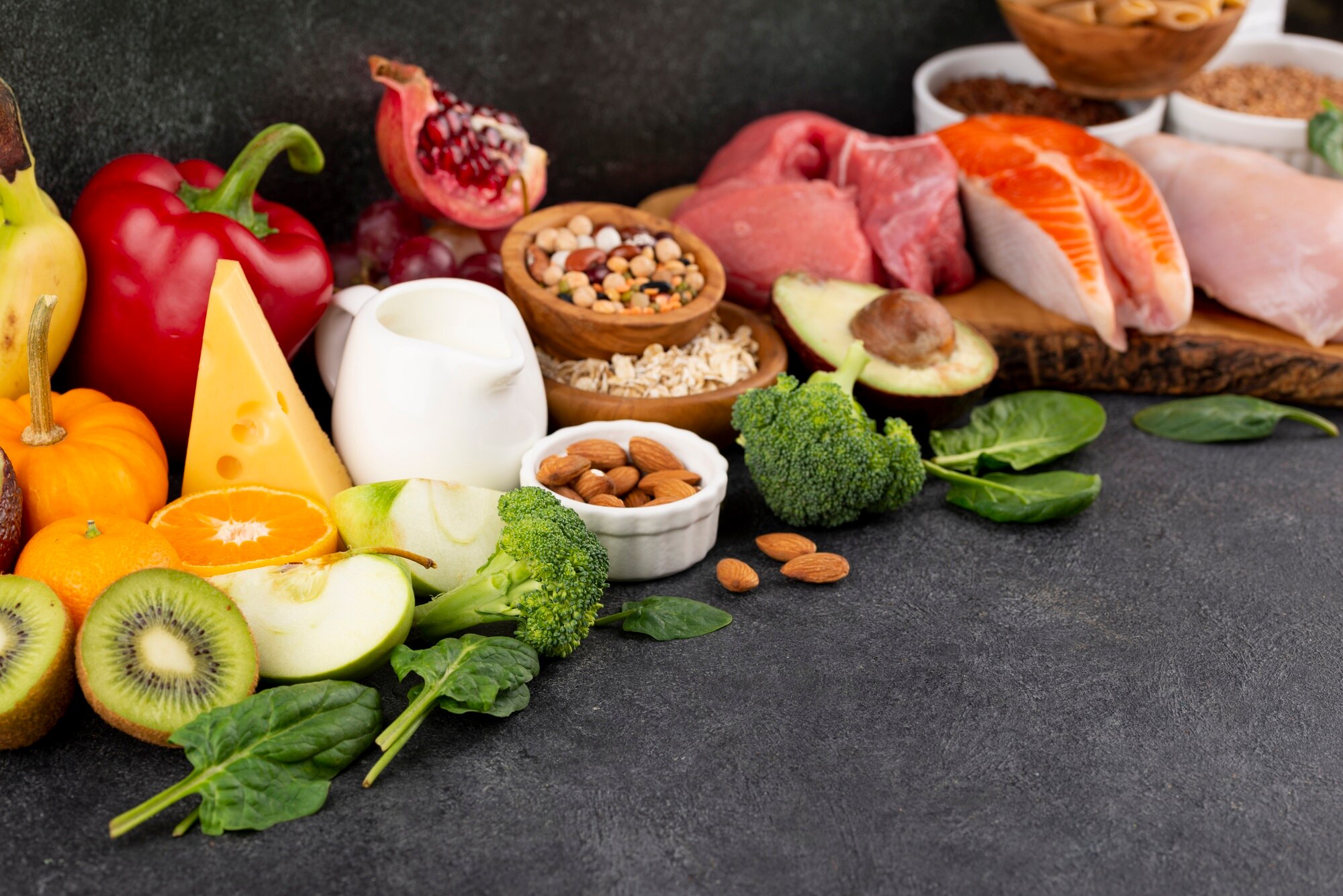 Cuencos con especias naturales y hierbas medicinales para la salud articular